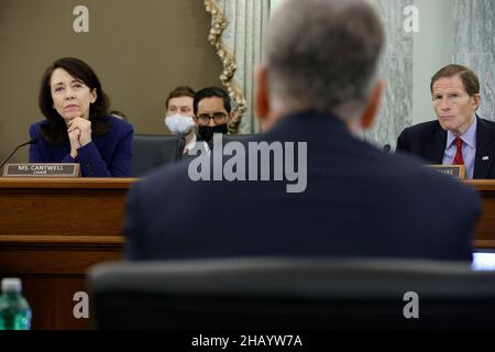 WASHINGTON, DC - DICEMBRE 15: Il Sen. Maria Cantwell (D-WA) e il Sen. Richard Blumenthal (D-CT) partecipano ad un'audizione del Comitato del Senato Commercio, Scienza e Trasporti sulla supervisione dell'industria delle compagnie aeree, nell'edificio dell'Ufficio del Senato Russell a Capitol Hill il 15 dicembre 2021 a Washington, DC, USA. I dirigenti del trasporto aereo hanno testimoniato lo stato attuale del settore aereo statunitense durante l'audizione di supervisione. Foto di chip Somodevilla/Pool/ABACAPRESS.COM Foto Stock