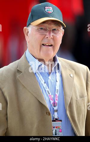 Foto di archivio datata 10-07-2011 di Murray Walker durante il Gran Premio di Santander a Silverstone Circuit, Northamptonshire. Data di emissione: Giovedì 16 dicembre 2020. Foto Stock