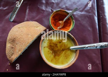 Tradizionale zuppa di fagioli Fava marocchini - Bissara servito in un buco nel ristorante a muro nella città vecchia di Chefchaouen, Marocco. Foto Stock