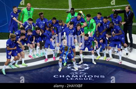 Foto del file datata 29-05-2021 del Chelsea Cesar Azpilicueta (centro) e i compagni di squadra festeggiano con il trofeo dopo la finale della UEFA Champions League. Gli appassionati di Chelsea, Leicester e Manchester City si sentivano lontani dal blu nel 2021. Chelsea ha iniziato l'anno con l'ex eroe Frank Lampard in carica e le cose vanno male. Ma Thomas Tuchel ha preso il controllo in gennaio ed il tedesco ha condotto Chelsea al loro secondo trionfo della Champions League. Leicester ha battuto il Chelsea 1-0 a maggio per vincere la prima fa Cup dopo quattro sconfitte finali, mentre City ha fatto una spazzata pulita per i ‘Blues’ vincendo il Premier Leagu Foto Stock