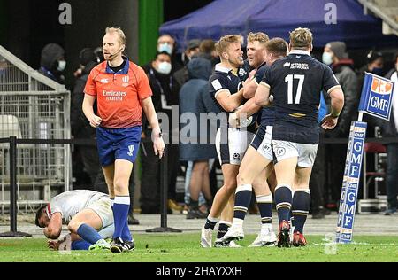 Foto di archivio datata 26-03-2021 del Duhan van der Merwe scozzese che celebra il terzo posto e la vittoria contro la Francia. La prova dell'ultimo minuto di Duhan Van Der Merwe ha guadagnato alla Scozia la loro prima vittoria in Francia dal 1999, vincendo 27-23 a Parigi. Data di emissione: Giovedì 16 dicembre 2021. Foto Stock