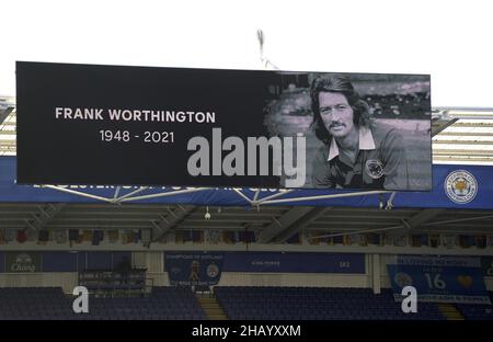 Foto di archivio datata 03-04-2021 di un grande schermo che mostra un messaggio di ricordo per Frank Worthington. Data di emissione: Sabato 3 aprile 2021. La famiglia dell'ex Huddersfield, Leicester e l'attaccante inglese Frank Worthington ha annunciato di essere morto lunedì sera all'età di 72 anni a seguito di una lunga malattia. Data di emissione: Giovedì 16 dicembre 2021. Foto Stock