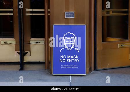 Cartello "No Mask, No Entry" sulla salute pubblica all'ingresso di un edificio di uffici a New York City. Foto Stock