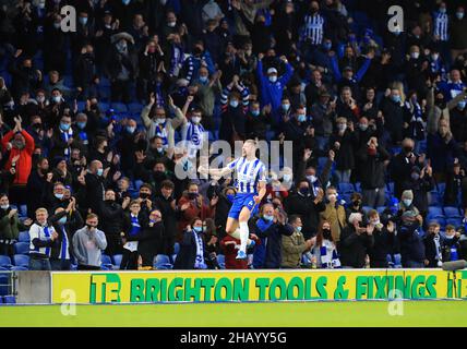 Foto di archivio datata 18-05-2021 di Brighton e Adam Webster di Hove Albion che celebra il punteggio contro Manchester City. Brighton è arrivato dal 2-0 per battere 10-man Premier League Champions Manchester City 3-2. Data di emissione: Giovedì 16 dicembre 2021. Foto Stock