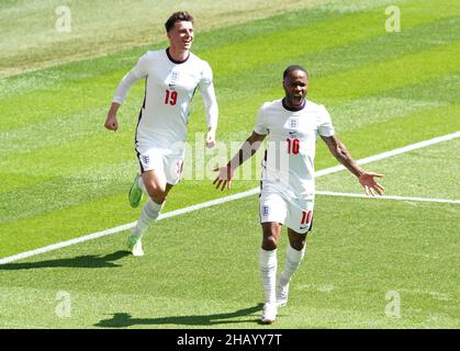 Foto del file datata 13-06-2021 di Raheem Sterling (a destra) in Inghilterra il cui obiettivo ha guadagnato una vittoria di 1-0 sulla Croazia nel loro apripista del gruppo D euro 2020 a Wembley. Data di emissione: Giovedì 16 dicembre 2021. Foto Stock