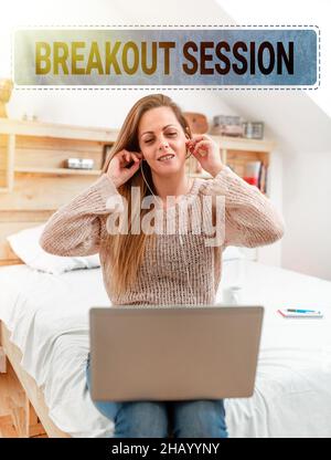 Firmare la visualizzazione della sessione di interruzione. Discussione o presentazione di un workshop sulle idee di business su un argomento specifico creazione di nuovi e interessanti contenuti online Foto Stock
