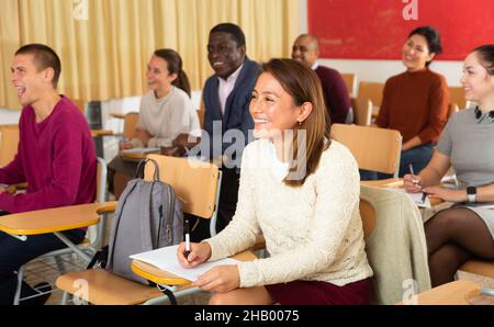 Gruppo di studenti di età diversa ai corsi di estensione Foto Stock