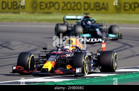 Foto di archivio datata 17-07-2021 della Red Bull Racing Max Verstappen (davanti) e della Mercedes Lewis Hamilton. Il 18th luglio, Lewis Hamilton ha vinto il Gran Premio britannico dopo essere stato accusato di mettere la vita di Max Verstappen sulla linea quando i rivali del campionato di Formula uno si sono schiantati alle 190mph del giro di apertura della gara. Data di emissione: Giovedì 16 dicembre 2021. Foto Stock