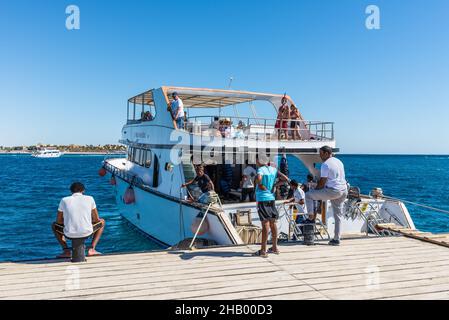 Hurghada, Egitto - 25 maggio 2021: Confortevole yacht per le immersioni è in attesa di subacquei ad un molo nella baia di Makadi, che uno di Egitto bello Rosso Foto Stock