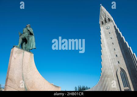 Hallgrimskirkja chiesa parrocchiale a Reykjavík, Islanda e la statua di explorer Leif Erikson Foto Stock