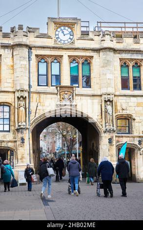 Gli amanti dello shopping al Guildhall e Stone Bow, Lincoln, Inghilterra. Foto Stock