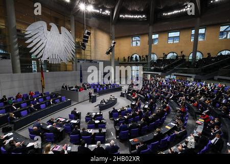 Berlino, Germania. 15th Dic 2021. Il cancelliere tedesco OLAF Scholz rilascia la sua prima dichiarazione di governo all'edificio del Reichstag a Berlino il 15 dicembre 2021, dopo essere stato eletto nuovo cancelliere federale il 8 dicembre. Credit: Shan Yuqi/Xinhua/Alamy Live News Foto Stock