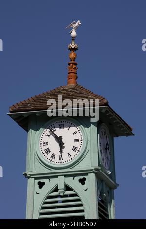 Vista parziale di una torre dell'orologio verde a Parigi, Francia, Europa. Foto Stock
