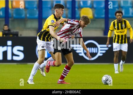 ARNHEM, PAESI BASSI - DICEMBRE 15: Jacob Rasmussen di Vitesse e Sven Mijnans di Sparta Rotterdam combattono per il possesso durante la partita olandese TOTO KNVB Cup tra Vitesse e Sparta Rotterdam al Gelredome il 15 Dicembre 2021 ad Arnhem, Paesi Bassi (Foto di René Nijhuis/Orange Pictures) Foto Stock