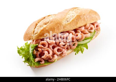 Alto angolo di deliziosi granchi tedeschi del mare del nord sandwich con pane fresco baguette riempito di gamberi e cetrioli freschi e foglie di lattuga su bianco b Foto Stock