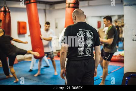 BELGRADO, SERBIA - 15. OTTOBRE 2017. AVI Nardia Kapap e Krav Maga Street Self Defense Seminar in organizzazione del Club delle Arti Marziali CFC Contempo Foto Stock