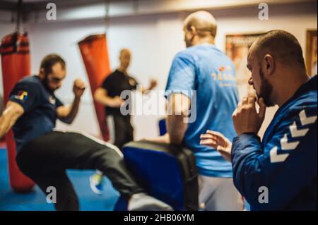 BELGRADO, SERBIA - 15. OTTOBRE 2017. AVI Nardia Kapap e Krav Maga Street Self Defense Seminar in organizzazione del Club delle Arti Marziali CFC Contempo Foto Stock