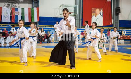 BELGRADO, SERBIA - 30. SETTEMBRE 2017. Kids and Children Martial Arts Sport Demonstration. Serata delle Arti Marziali / Trofeo Kyokushin Belgrado a Sumi Foto Stock