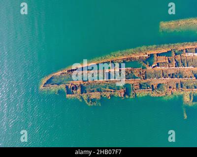 Abbandonato relitto rotto che sporge dal mare Foto Stock