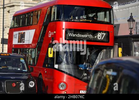 Londra, Inghilterra, Regno Unito. Autobus a due piani rossi e taxi neri a Whitehall Foto Stock