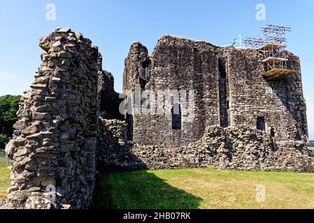 Castello di Dundonald, South Ayrshire, Scozia, UK - 22nd luglio 2021. Le antiche e quasi derelitte rovine del castello di Dundonald che si erge orgogliosamente sopra Foto Stock