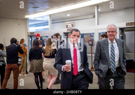 Washington, Vereinigte Staaten. 15th Dic 2021. Il senatore degli Stati Uniti John Barrasso (repubblicano del Wyoming), a sinistra, e il senatore degli Stati Uniti Jerry Moran (repubblicano del Kansas) fanno la loro strada attraverso la metropolitana del Senato durante un voto al Campidoglio degli Stati Uniti a Washington, DC, mercoledì 15 dicembre 2021. Credit: Rod Lammey/CNP/dpa/Alamy Live News Foto Stock