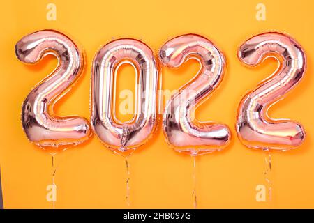 Palloncino numero 2022 Happy New Year oggetto rendering ballon con sfondo giallo nastro Foto Stock