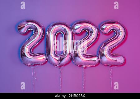 Da sopra numero palloncini Capodanno 2022 oggetto di celebrazione rendere ballon con nastro neon sfondo Foto Stock