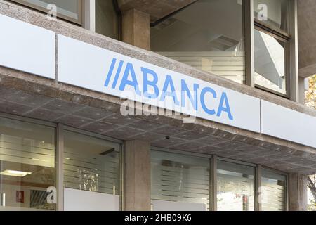 VALENCIA, SPAGNA - 15 DICEMBRE 2021: Abanca è una banca spagnola con sede in Galizia Foto Stock