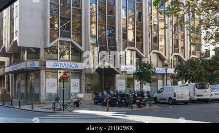 VALENCIA, SPAGNA - 15 DICEMBRE 2021: Abanca è una banca spagnola con sede in Galizia Foto Stock