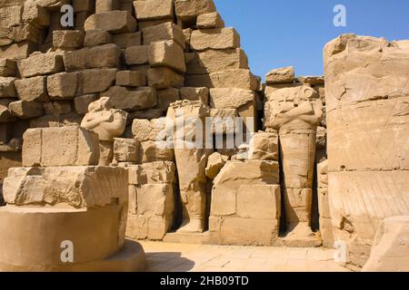 Complesso tempiale di Karnak a Luxor, Egitto. Rovine dell'antico tempio con statue rotte di faraoni. Foto Stock