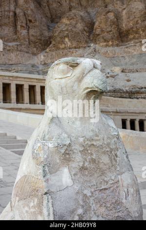 Valle delle Regine, Luxor, Egitto. Guardia Horus all'ingresso nel tempio mortuario di Hatshepsut, Deir el Bahari Foto Stock