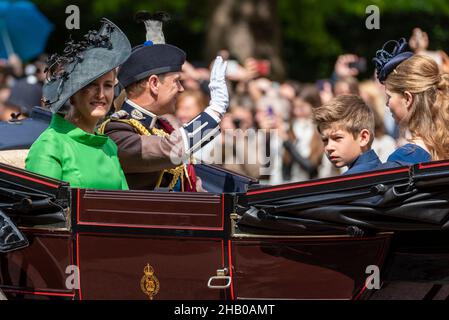 Sophie, Contessa di Wessex con Prince Edward James, Visconte Severn e Lady Louise Windsor a Trooping il colore nel carrello sul Mall, Londra Foto Stock