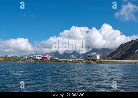 Paesaggio alpino sul Passo Nufenen con il monte Finsteraarhorn sullo sfondo, Ulrichen, Vallese, Svizzera, Europa Foto Stock