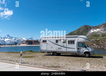 Motorhome in paesaggio alpino vicino al Passo Nufenen, Ulrichen, Vallese, Svizzera, Europa Foto Stock