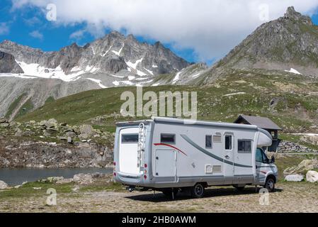 Motorhome in paesaggio alpino vicino al Passo Nufenen, Ulrichen, Vallese, Svizzera, Europa Foto Stock