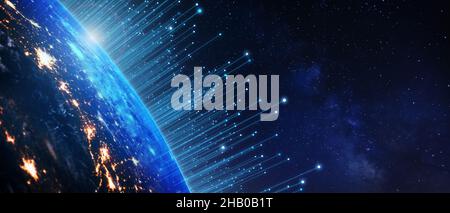 Tecnologia di telecomunicazione con connessioni intorno alla Terra viste dallo spazio. Internet, IoT, cyberspazio, business globale, innovazione, scienza dei big data Foto Stock