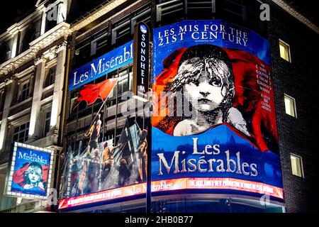 Queen's Theatre giocando Les Miserables in notturna a Piccadilly, Londra, Regno Unito Foto Stock