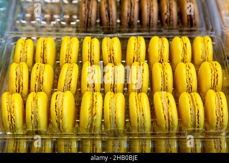 Macaron gialli a Ladurée in Burlington Arcade, Regent Street, Londra, Regno Unito Foto Stock