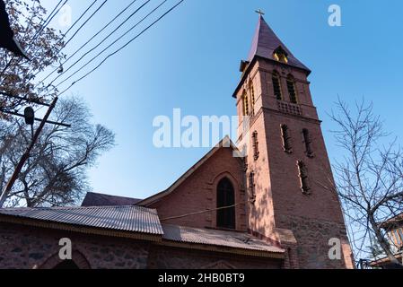 Srinagar, India. 15th Dic 2021. Una vista della Chiesa di San Lukas a Srinagar. A solo una settimana da Natale, la secolare chiesa di St Lukas a Dalgate in Srinagar è un sito molto frequentato, poiché i lavoratori di Kashmiri hanno messo a punto i dettagli finali della ristrutturazione. La chiesa del patrimonio che è stata abbandonata per oltre cinque decenni riaprirà le sue porte per le preghiere il giorno di Natale. E 'in fase di riparazione come parte del governo di Jammu e Kashmirís ìPreservation e manutenzione di architettura e Heritageî programma. Credit: SOPA Images Limited/Alamy Live News Foto Stock