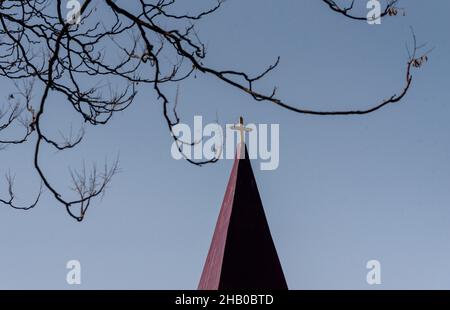 Srinagar, India. 15th Dic 2021. Una veduta della guglia della Chiesa di San Lukas a Srinagar. A solo una settimana da Natale, la secolare chiesa di St Lukas a Dalgate in Srinagar è un sito molto frequentato, poiché i lavoratori di Kashmiri hanno messo a punto i dettagli finali della ristrutturazione. La chiesa del patrimonio che è stata abbandonata per oltre cinque decenni riaprirà le sue porte per le preghiere il giorno di Natale. E 'in fase di riparazione come parte del governo di Jammu e Kashmirís ìPreservation e manutenzione di architettura e Heritageî programma. Credit: SOPA Images Limited/Alamy Live News Foto Stock