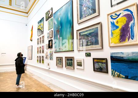 Visitatore che guarda le opere d'arte al RA Summer Exhibition 2021, Londra, Regno Unito Foto Stock