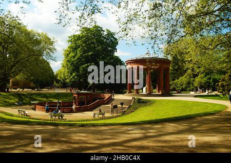 BAD HOMBURG, GERMANIA - 30 maggio 2021: La Fontana Elisabetta nel Kurpark Bad Homburg, Tempio di Igieia, dea greca della salute. Riprogettato nel 1918 Foto Stock