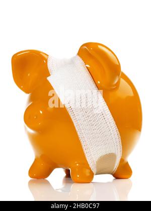 Piggy Bank con bendaggio isolato su sfondo bianco Foto Stock