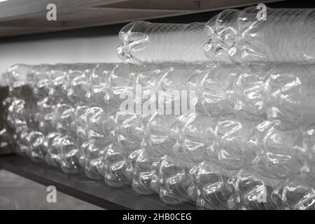 i flaconi vuoti di plastica sono impilati in file, fuoco selettivo Foto Stock