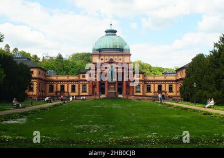 BAD HOMBURG, GERMANIA - 30 maggio 2021: Il Kaiser-Wilhelms-Bad a Bad Homburg, Assia, Germania. Un centro benessere aperto nel 1890. Foto Stock