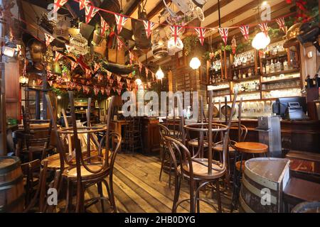 Un bar vuoto nel Covent Garden di Londra chiamato MR Fogg's Tavern, conserva le sue sedie all'interno mentre è chiuso il giovedì mattina. Un rapido aumento dei casi di Covid-19 ha portato a un aumento delle cancellazioni di prenotazioni in tutto il settore alberghiero. Data immagine: Giovedì 16 dicembre 2021. Foto Stock