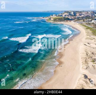 Vista aerea di Nobbys Beach a Newcastle Australia. Una delle molte spiagge belle nella città lato porto sulla costa orientale dell'Australia. Foto Stock