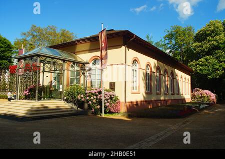 BAD HOMBURG, GERMANIA - 30 maggio 2021: La costruzione del casinò nel Kurpark Bad Homburg, Germania in una giornata di primavera soleggiata. Il vecchio Brunnensaelchen fra Foto Stock