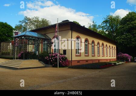 BAD HOMBURG, GERMANIA - 30 maggio 2021: La costruzione del casinò nel Kurpark Bad Homburg, Germania in una giornata di primavera soleggiata. Il vecchio Brunnensaelchen fra Foto Stock